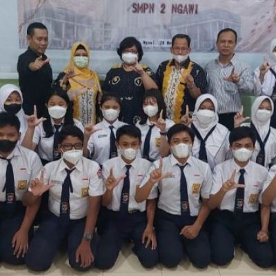 UNESA Lecturers Provide Middle School Students in Ngawi with Mirror Writing Skills